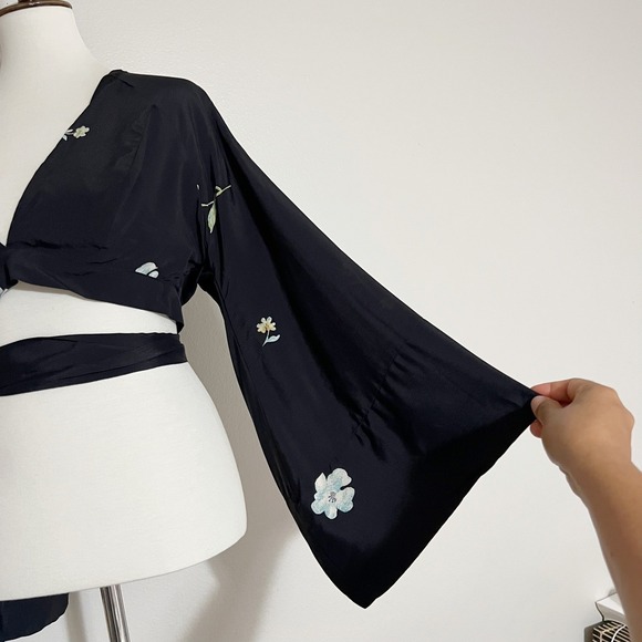 Free People Black Floral Print Kimono Wrap Top Blouse Cropped Long Sleeve S - Picture 6 of 10